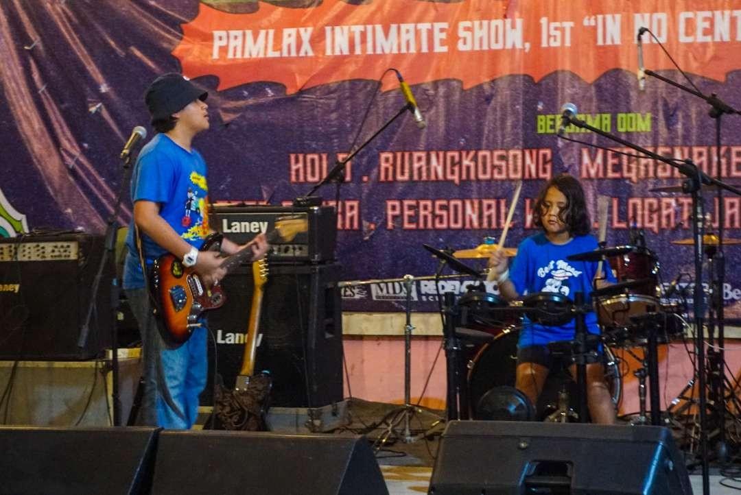 PamlaX saat perform launching album pertama In No Cent di Surabaya (Foto :Aini/Ngopibareng.id)