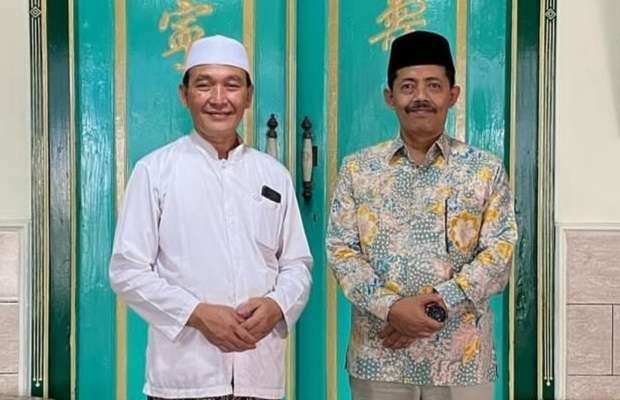 Prof Masdar Hilmy bersama KH Ahmad Zaim Lasem, Rembang. (Foto:dok/ngopibareng.id)