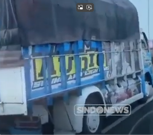 Truk yang jalan oleng kanan-kiri di Jembatan Suramadu, pada Sabtu 25 Juni 2024. (Foto tangkapan layar video Sindo)