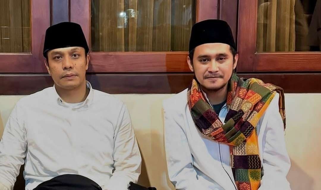 Gus Abdurrochman Al-Kautsar, Pesantren Al-Falah Ploso Kediri, bersama Lora Ismael Kholili dari Bangkalan. (Foto:dok/ngopibareng.id)