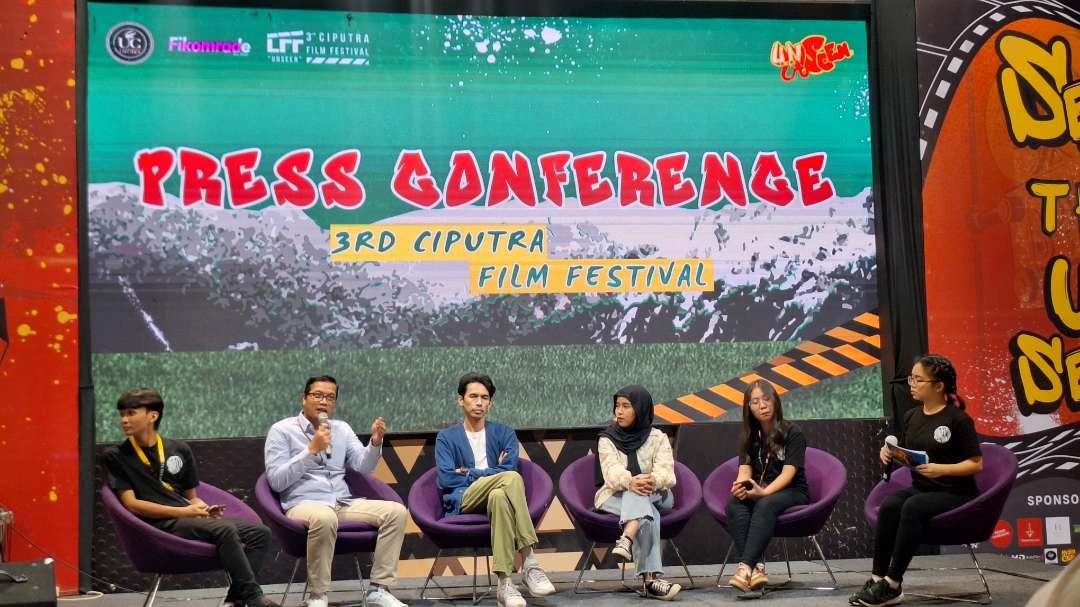 Kepala Program Studi Ilmu Komunikasi Universitas Ciputra Cosmas Gatot Haryono (baju biru muda), saat menjelaskan tujuan digelarnya 3rd Ciputra Film Festival, Selasa 28 Mei 2024. (Foto: Julianus Palermo/Ngopibareng.id)