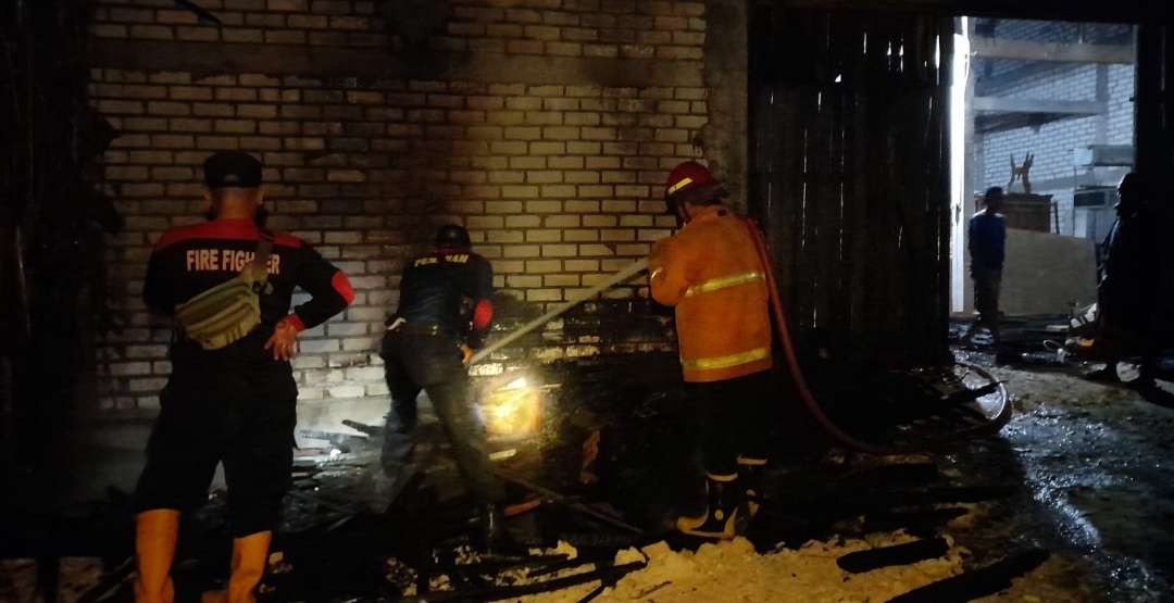 Petugas pemadam kebakaran melakukan pembasahan di lokasi kebakaran, Desa Ngadirejo, Kecamatan Widang, Tuban, Jawa Timur. (Foto: Damkar Tuban)