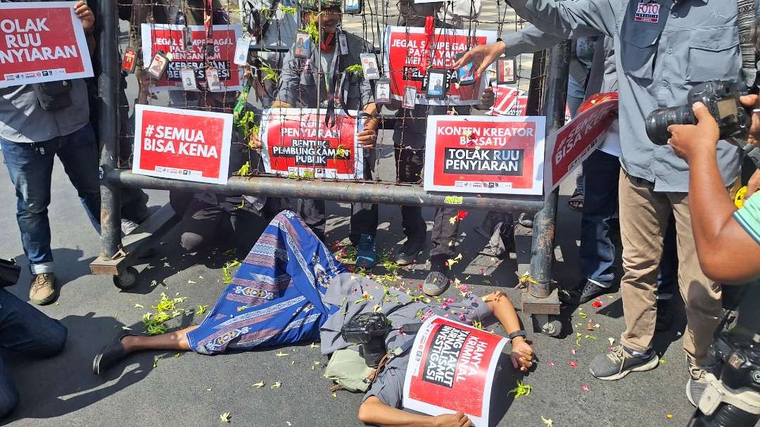 Aksi simbolik dalam demonstrasi Koalisi Masyarakat dan Pers (Kompers) Tolak Rancangan Undang-Undang Penyiaran di depan Gedung Negara Grahadi, Surabaya. (Foto: Julianus Palermo/Ngopibareng.id)