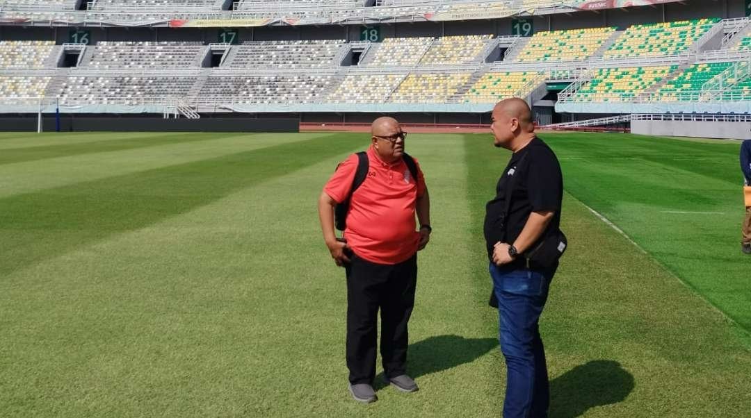 Delegasi FIFA dan AFF, Mohd Saifuddin Abu Bakar bersama Tournament Director Persatuan Sepak Bola Seluruh Indonesia (PSSI), Ronny J. Suhatril saat melakukan inspeksi di GBT. (Foto: Kominfo Pemkot Surabaya)