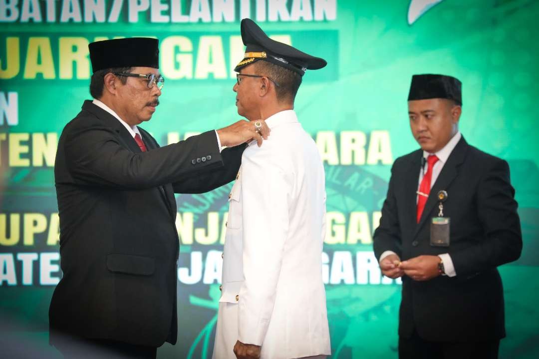 Penjabat (Pj) Gubernur Jawa Tengah,  Nana Sudjana melantik Muhammad Masrofi sebagai Pj Bupati Banjarnegara di Gedung Gradhika Bhakti Praja Semarang, Selasa, 28 Mei 2024. (Foto: Prov Jateng)