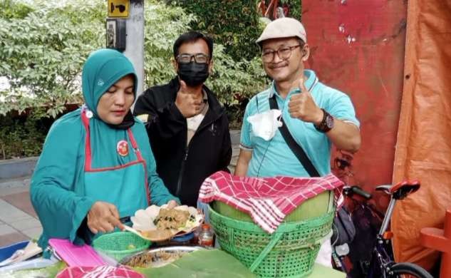 Bu Ani pedangang Semanggi Suroboyo asal Kendung Sememi sering diundang acara resmi ( foto: dokumen pribadi:)