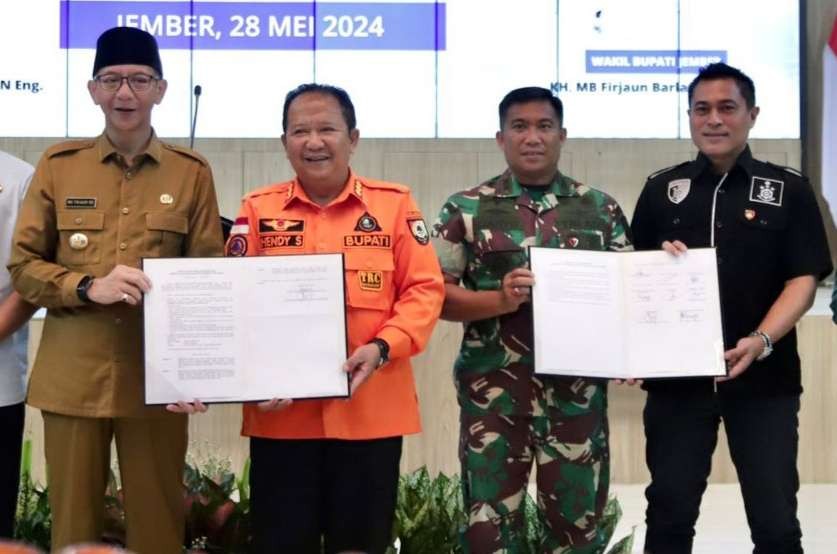 Bupati Jember Hendy Siswanto foto bersama usai penandatanganan kesepakatan gotong royong percepatan penurunan stunting. (Foto: Rusdi/Ngopibareng.id)