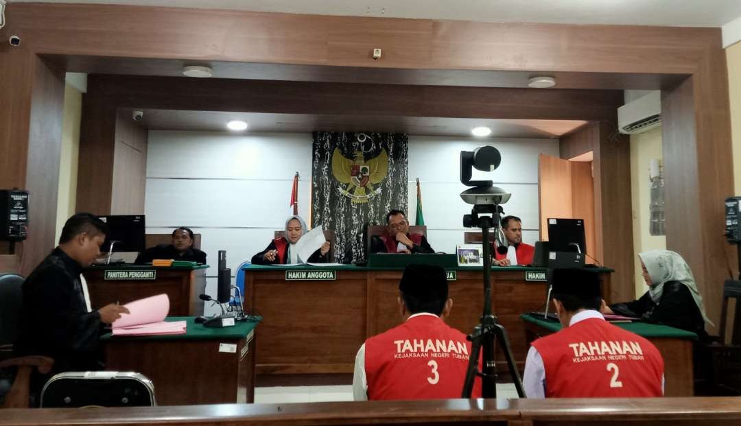 Dua terdakwa pembunuhan Sekdes Sidonganti Tuban menjalani sidang pembacaan tuntutan di Pengadilan Negeri Tuban (Foto: Khoirul Huda/Ngopibareng.id)