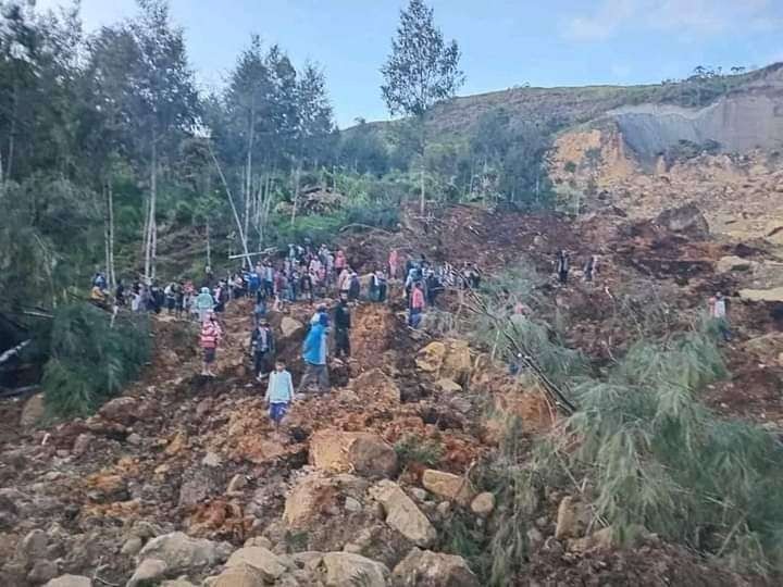 Otoritas Papua Nugini (PNG) masih berupaya mengevakuasi korban tanah longsor di Provinsi Enga. (Foto: Istimewa)