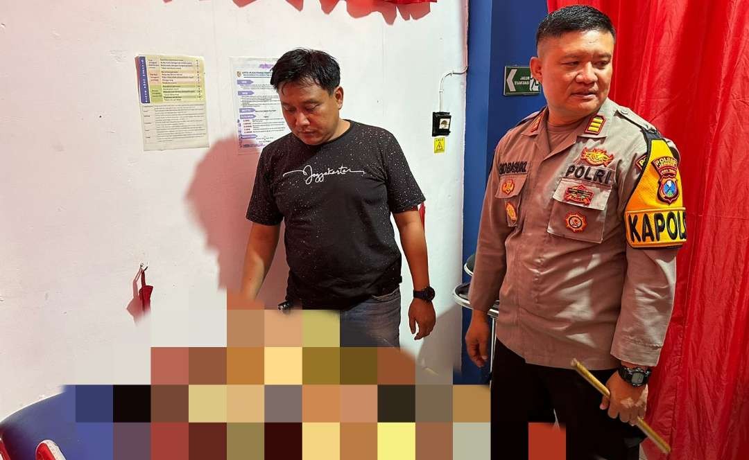 Kapolsek Jenggawah AKP Eko Basuki bersama Kanitreskrim Aiptu Ahmad Rinto saat memeriksa jenazah korban di Puskesmas (Foto: Dok Polsek Jenggawah)