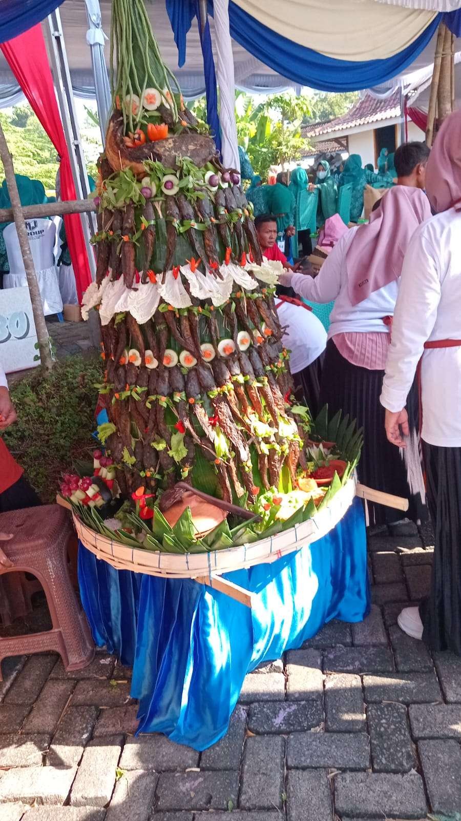 Program Gemar Makan Ikan sebagai upaya peningkatan gizi anak yang digelar Dinas Peternakan dan Perikanan Kabupaten Bojonegoro, pada Rabu 29 Mei 2024. (Foto: dok. sujatmiko/ngopibareng.id)