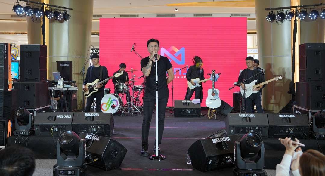 Mini konser musisi Anji di Surabaya. (Foto: Istimewa)