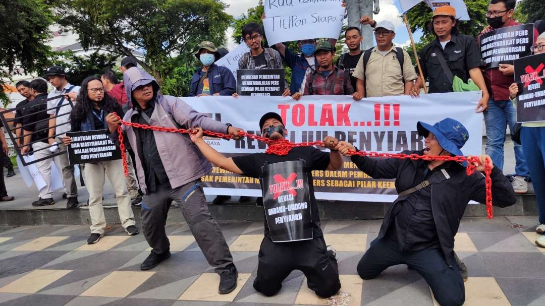 Sejumlah jurnalis televisi tergabung dalam IJTI Surabaya melakukan aksi penolakan RUU Penyiaran di Taman Apsari, Surabaya, Rabu 29 Mei 2024. (Foto: Fariz Yarbo/Ngopibareng.id)