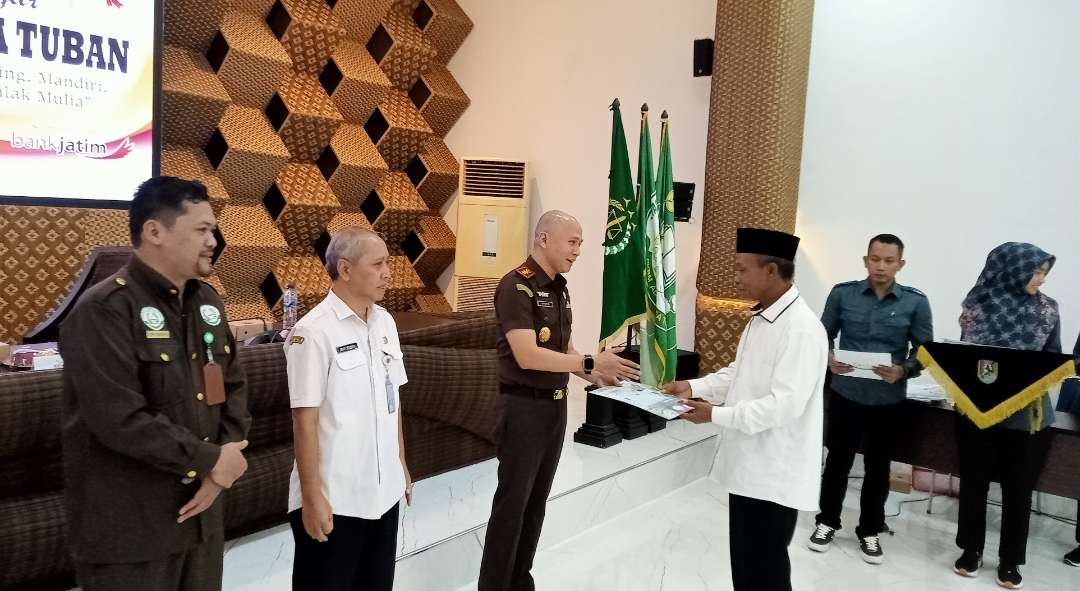 Mbah Purwo menerima ijazah peket B yang diserahkan langsung oleh Kepala Kejari Tuban, Armen Wijaya (Foto: Khoirul Huda/Ngopibareng.id)