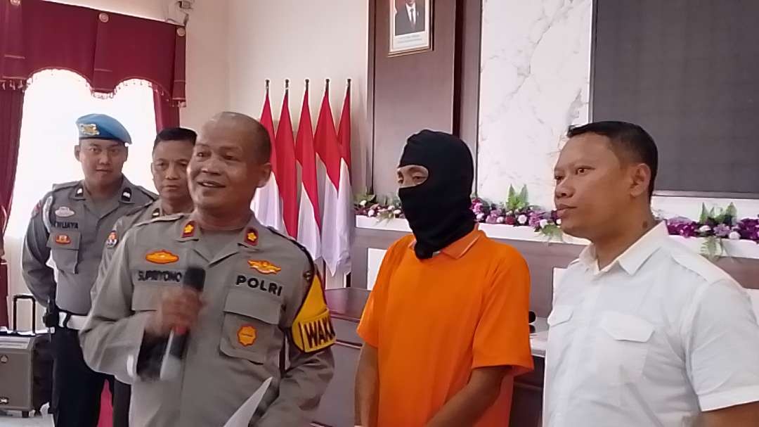 Konferensi pers Kades gelapkan uang warga Mojokerto.(Foto: Deni Lukmantara/Ngopibareng.id)