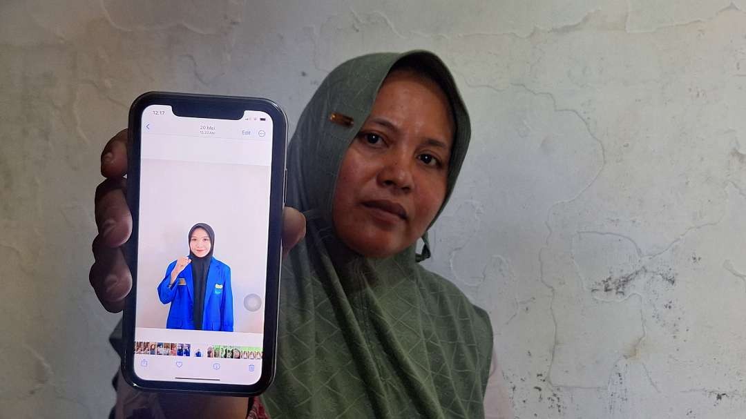 Millah, ibu almarhumah Maya Dwi Ramadhani, mahasiswi UINSA yang mengalami kecelakaan setelah dijambret oleh sejumlah orang di Jalan Arjuno, Surabaya. (Foto: Julianus Palermo/Ngopibareng.id)