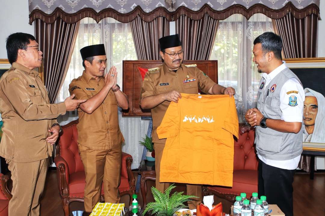 Walikota Pasuruan Saifullah Yusuf memberikan bantuan kepada para disabilitas. (Foto: Humas Kota Pasuruan)