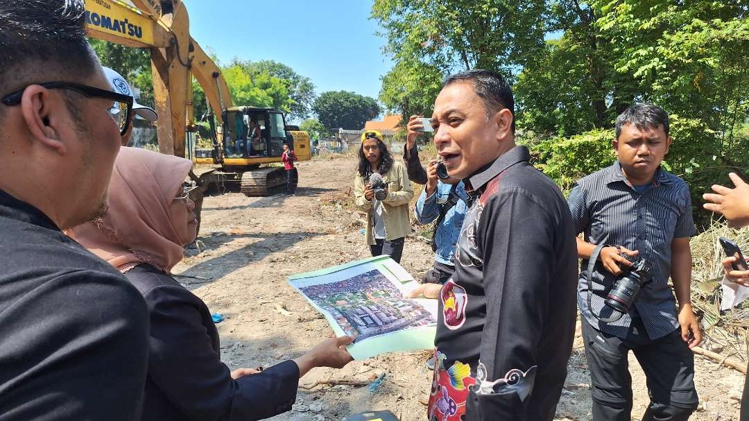 Walikota Surabaya Eri Cahyadi saat meninjau kawasan bekas THR dan TRS, yang akan direvitalisasi ulang oleh Pemkot Surabaya. (Foto: Julianus Palermo/Ngopibareng.id)