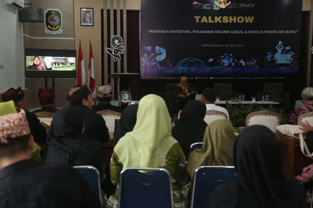 Para guru di Banyuwangi mengikuti dialog tentang waspada investasi bodong dan pinjol. (Foto: Istimewa)