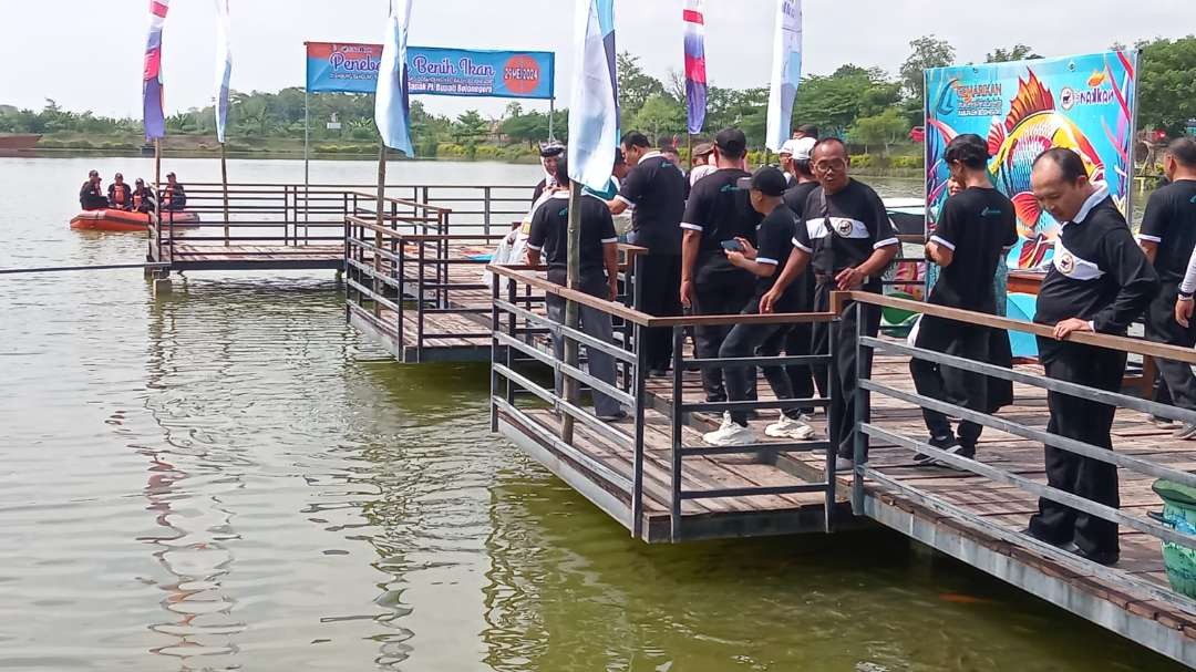 Tebar ikan di embung Desa Bandungrejo, Kecamatan Balen, Kabupaten Bojonegoro oleh Dinas Peternakan dan Perikanan Bojonegoro, pada Rabu 29 Mei 2024. (Foto: sujatmiko)