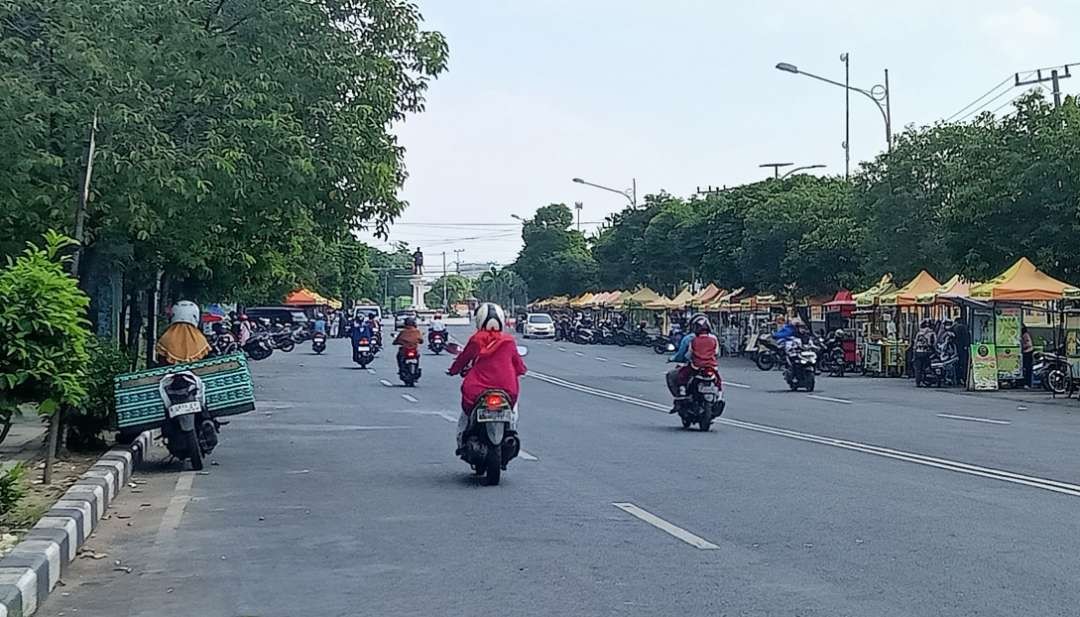 Suasana sepanjang Jalan Sunan Kalijaga Tuban, Jawa Timur. (Foto: Khoirul Huda/Ngopibareng.id)