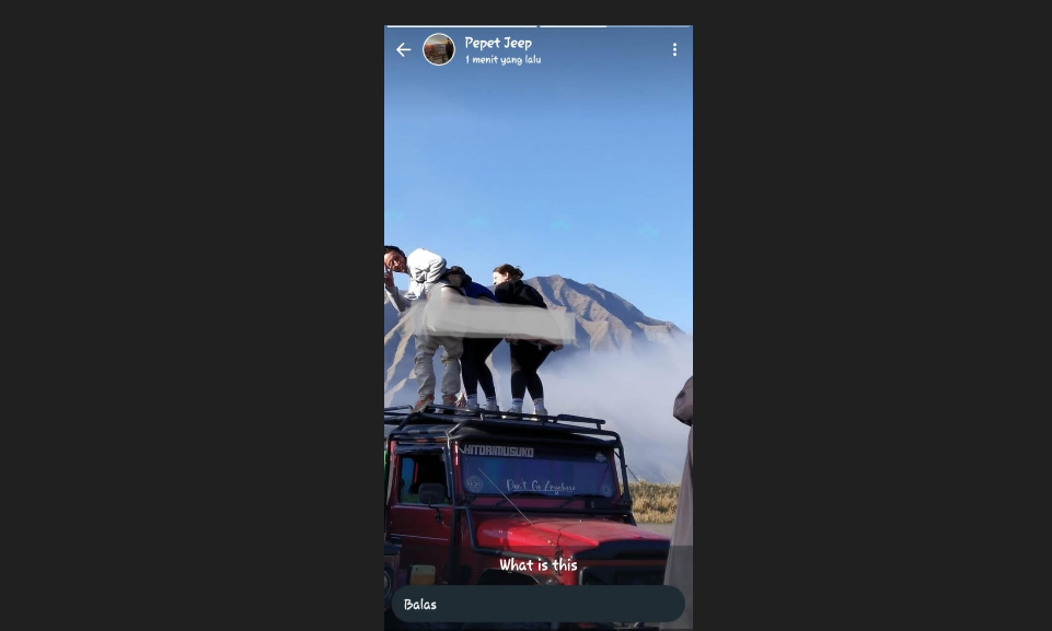 Tindakan tiga wisatawan mancanegara (wisman) yang berfoto pamer pantat di atas jip wisata di kawasan Gunung Bromo. (Foto: Tangkapan layar)