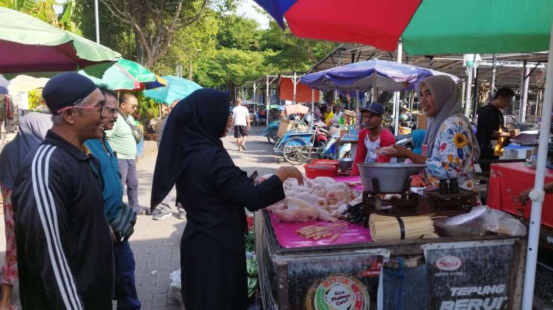 Kepala Dinas Koperasi Usaha Mikro dan Perdagangan Banyuwangi berbelanja di area relokasi pedagang pasar Banyuwangi (foto:  Muh Hujaini/Ngopibareng.id)