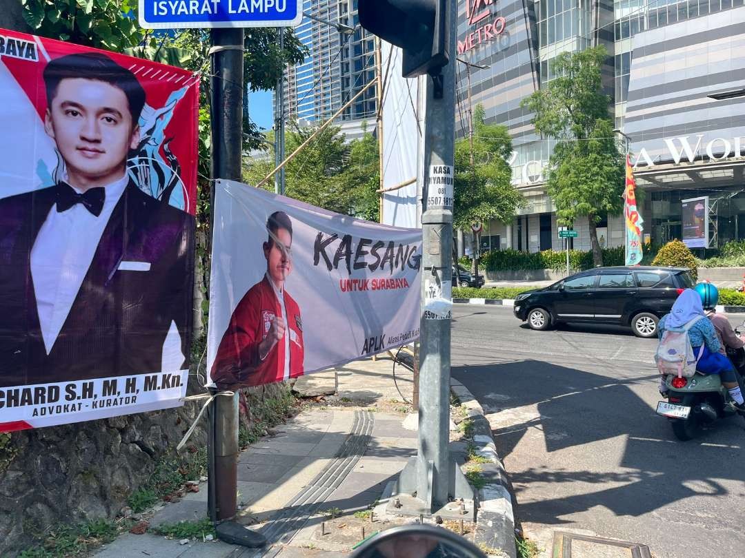 Spanduk bertuliskan "Kaesang untuk Surabaya", yang terpasang di sudut Jalan Mayjen Sungkono, Surabaya. (Foto: Julianus Palermo/Ngopibareng.id)