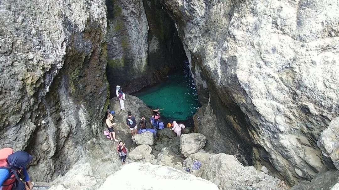 Bermain air di dalam terowongan  Pulau Bedil. (Foto: Amir Tejo/Ngopibareng.id)