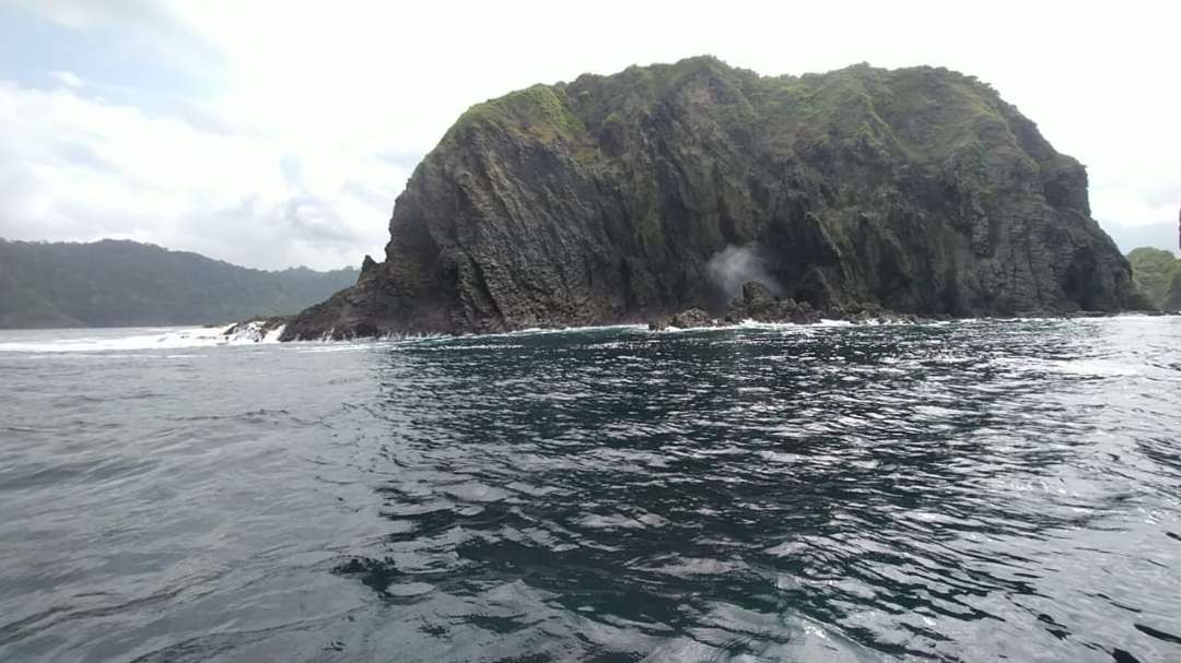 Pulau Bedil yang mempesona. (Foto: Amir Tejo/Ngopibareng.id)