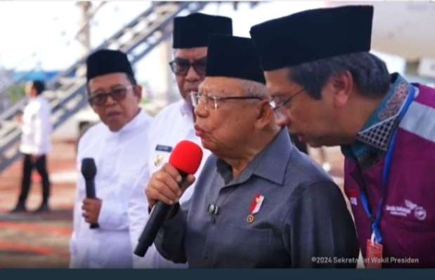 Wapres KH Ma'ruf Amin memberi keterangan pers setelah melepas keberangkataon  jemaah haji kloter 1 Aceh. (Foto: Setpres)