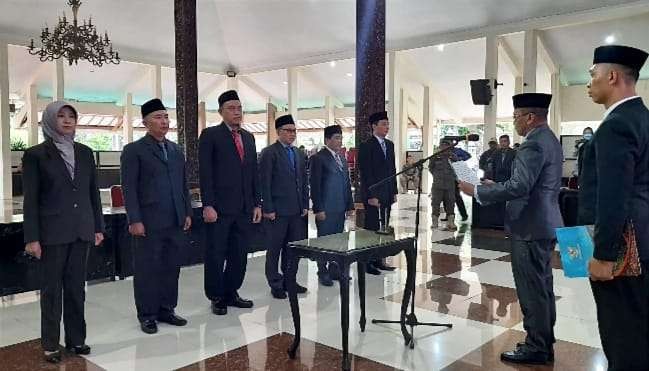 Pj Bupati Bondowoso Bambang Soekwanto merotasi 6 Kepala OPD pada pertengahan Mei 2024 di tengah krisis pejabat eselon II.(Foto:Guido/Ngopibareng.id)