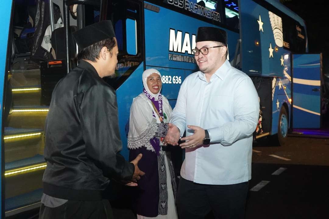 Bupati Kediri Hanindhito Himawan Pramana memberangkatkan jamaah haji kloter 73 dan 74 di Kantor Pemerintah Kabupaten Kediri pada Jumat dini hari. (Foto: Istimewa)