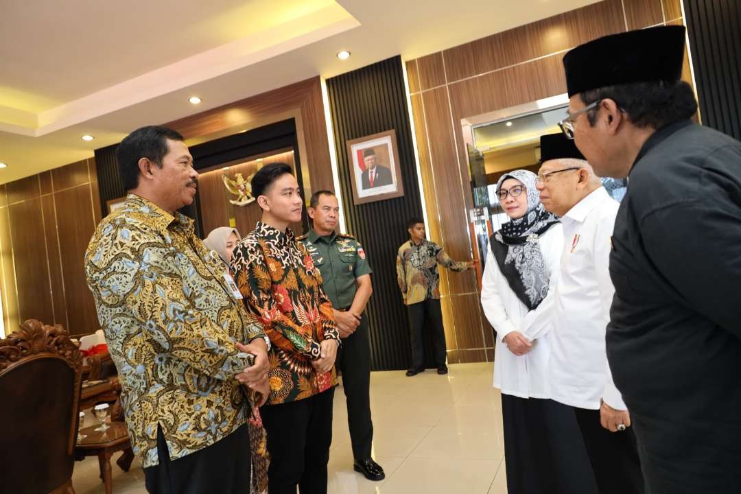 Pj Gubernur Jawa Tengah, Nana Sudjana mendampingi Wakil Presiden RI Ma'ruf Amin meresmikan operasional layanan fast track di Bandara Adi Soemarmo. (Foto: Dok. Pemprov Jateng)