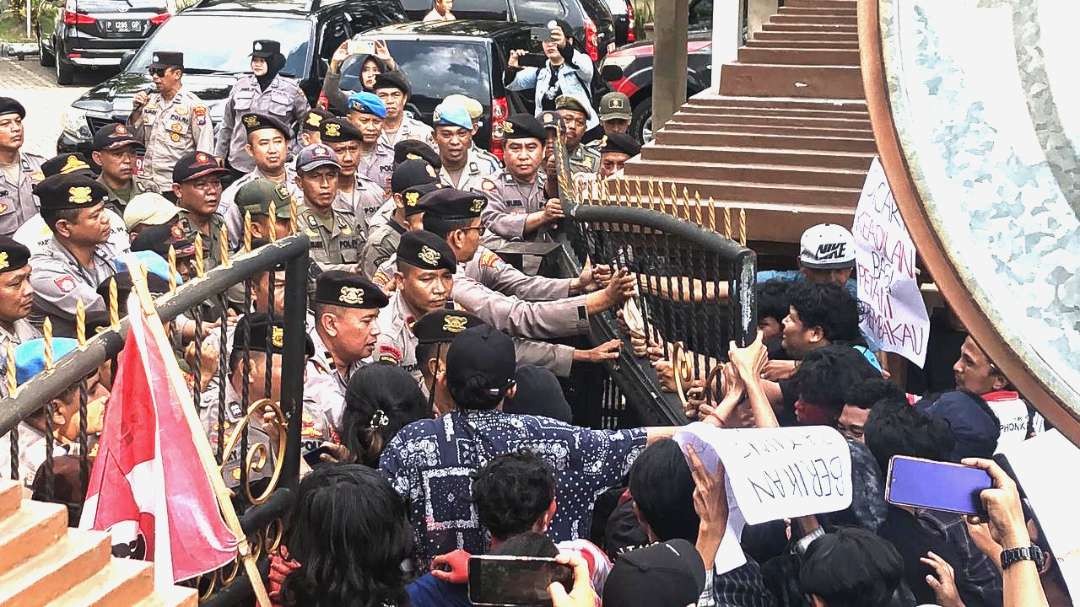 Aktivis GMNI saat mendorong pintu gerbang DPRD Jember (Foto: Rusdi/Ngopibareng.id)