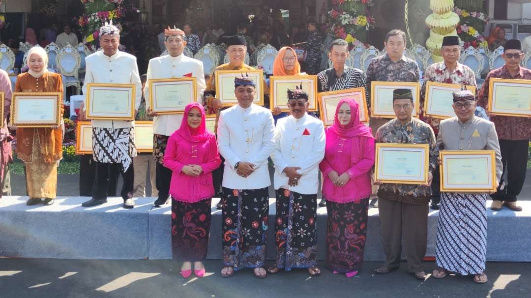 Walikota Surabaya dan Wakil Walikota Surabaya, Eri Cahyadi dan Armuji usai memberi penghargaan kepada tokoh dalam Pembangunan Surabaya di momen HJKS ke-731 di Balai Kota, Surabaya, Jumat 31 Mei 2024. (Foto: Fariz Yarbo/Ngopibareng.id)