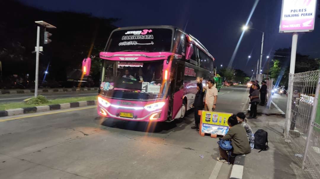 Aparat saat melakukan pengecekan salah satu bus yang melintas di wilayah Suramadu, Surabaya, Jumat 31 Mei 2024. (Foto: Fariz Yarbo/Ngopibareng.id)