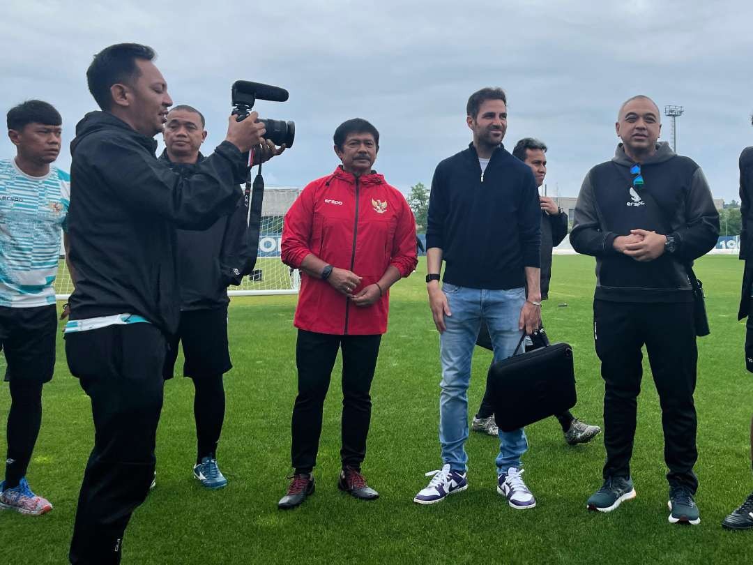 Cesc Fabregas yang memberikan kejutan dengan datang untuk memberikan motivasi kepada para pemain Garuda Muda. (Foto: Istimewa)