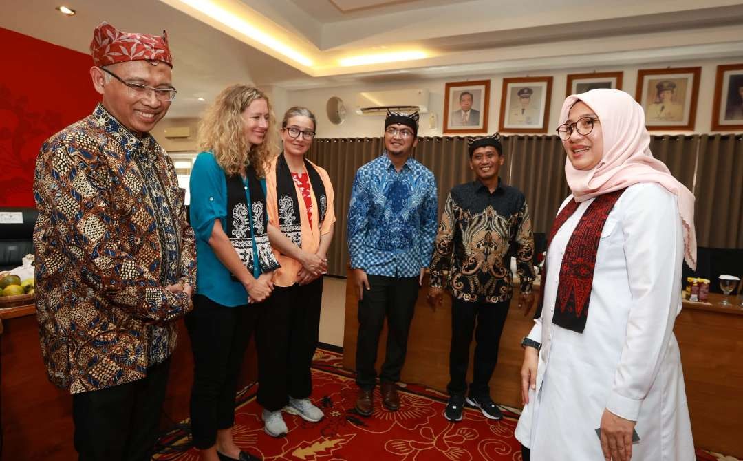 Bupati Banyuwangi Ipuk Fiestiandani bersama Direktur Manufacturing SBI, Soni Asrul Sani (foto: humas pemkab Banyuwangi)