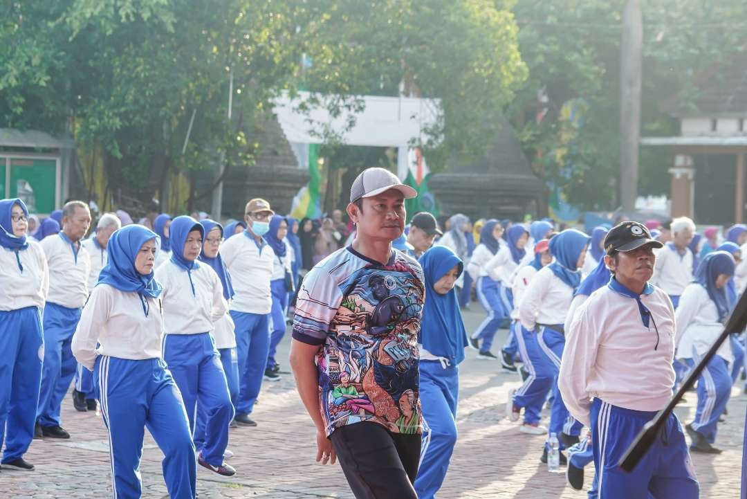 Bupati Lamongan Yuhronur Efendi senam lansia bersama manula. (Foto: Istimewa)