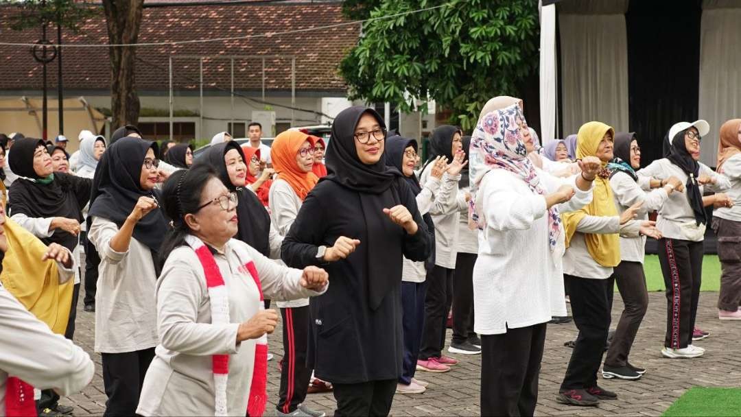 Bupati Banyuwangi Ipuk Fiestiandani melakukan senam bersama lansia dalam rangka peringatan Hari Lanjut Usia Nasional (foto: Humas Pemkab Banyuwangi)