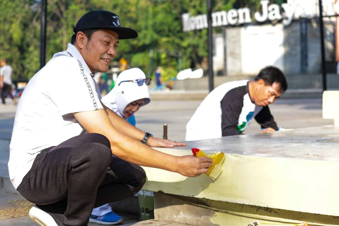 Plt Bupati Sidoarjo Subandi saat kerja bakti di Alun-alun Sidoarjo (Foto: Aini/Ngopibareng.id)