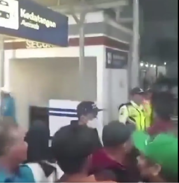 Sikap tidak simpati mengatasnamakan supporter sepak bola kepada pendukung Persib Bandung di Stasiun Pasar Turi, Surabaya menjelang pertandingan antara Madura United melawan Persi Bandung leg kedua, pada Jumat 31 Mei 2024. (Foto: tangkapan layar di medsos x)