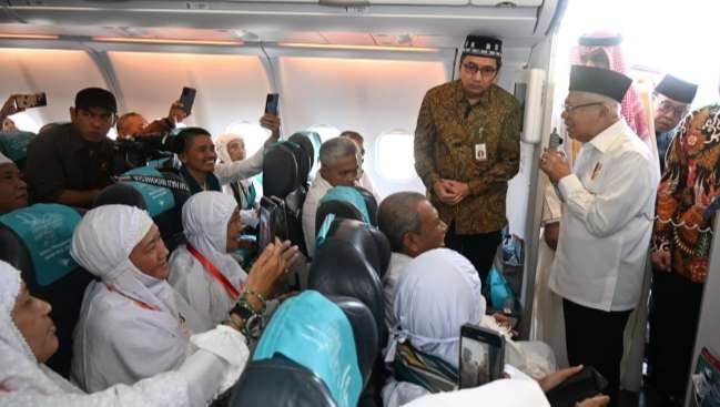 Wapres KH Ma'ruf Amin menyapa Jamah di embaarkasi Solo (Foto; Setwapres)