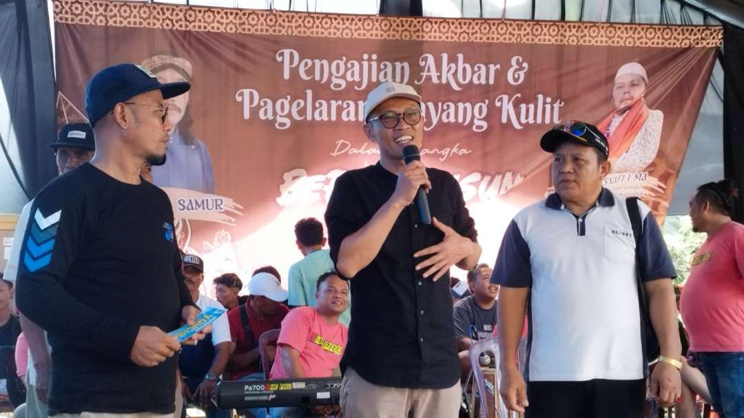 Direktur Utama Pudam Banyuwangi Abd. Rahman (tengah) bersama Kepala Desa Kepundungan Baitu Rohim (kanan) melakukan sosialisasi perluasan cakupan layanan Pudam di Desa Kepundungan (foto: Muh Hujaini/Ngopibareng.id)