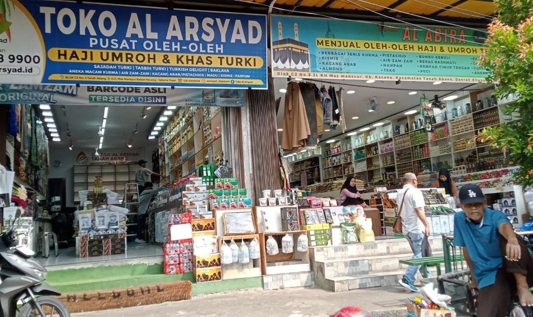 Salah satu toko di Pasar Tanah Abang Jakarta Pusat yang menjual beraneka macam oleh-oleh dari Tanah Suci maupun Turki. (Foto: Asmanu Sudarso/Ngopibareng.id)