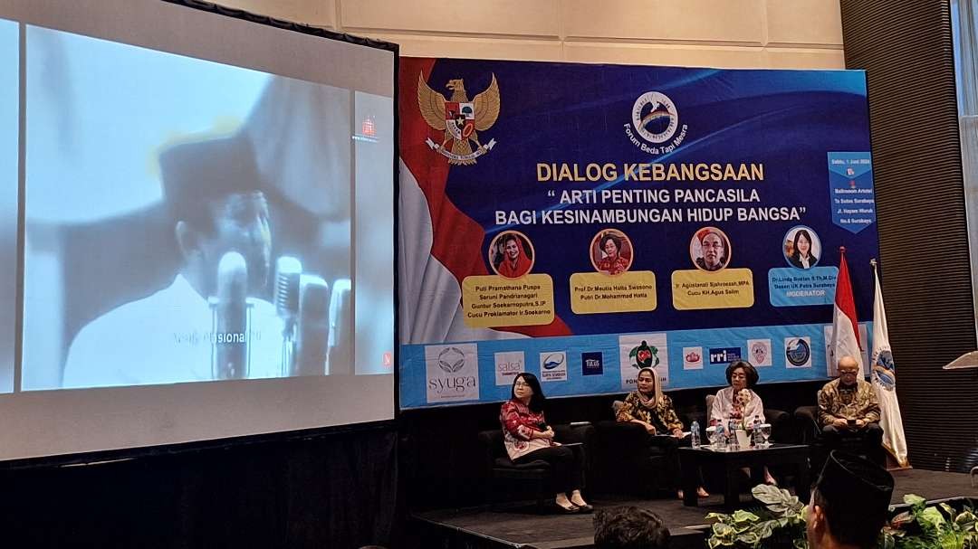 Suasana dialog kebangsaan Forum Mesra Tapi Beda, yang menghadirkan cucu Presiden Sukarno sekaligus anggota DPR RI Puti Guntur Sukarno, putri pertama Wakil Presiden Mohammad Hatta, Meutia Hatta Swasono, dan cucu H. Agus Salim, Agus Tanzil Sjahroezah. (Foto: Julianus Palermo/Ngopibareng.id)