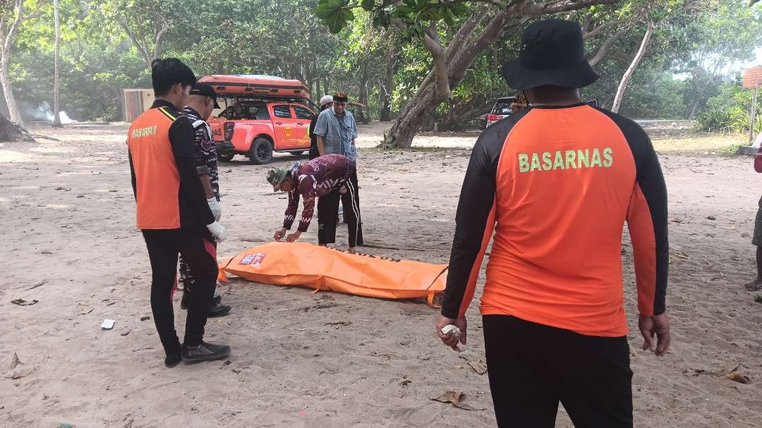 Tim SAR gabungan mengevakuasi jenazah nelayan yang baru ditemukan (Foto: Istimewa)