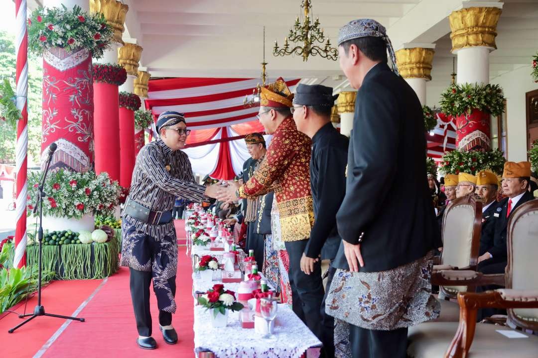 Pj Gubernur Jatim, Adhy Karyono (kiri) menyapa tamu undangan dalam upacara peringatan Hari Lahir Pancasila di Gedung Negara Grahadi, Surabaya, Sabtu 1 Juni 2024. (Foto: Istimewa)