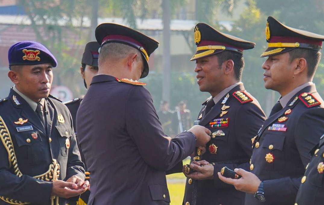 Kapolda Jatim saat sematkan pin emas kepada Kapolresta Sidoarjo, Kombes Pol. Christian Tobing. (Foto: Humas Polresta Sidoarjo)